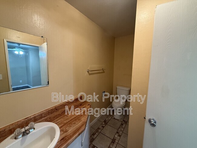 Building Photo - 403 Maple St