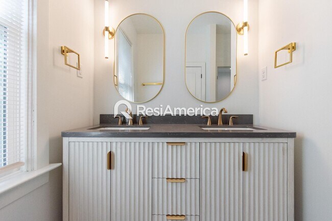 Building Photo - Stunning New Renovation in Midtown