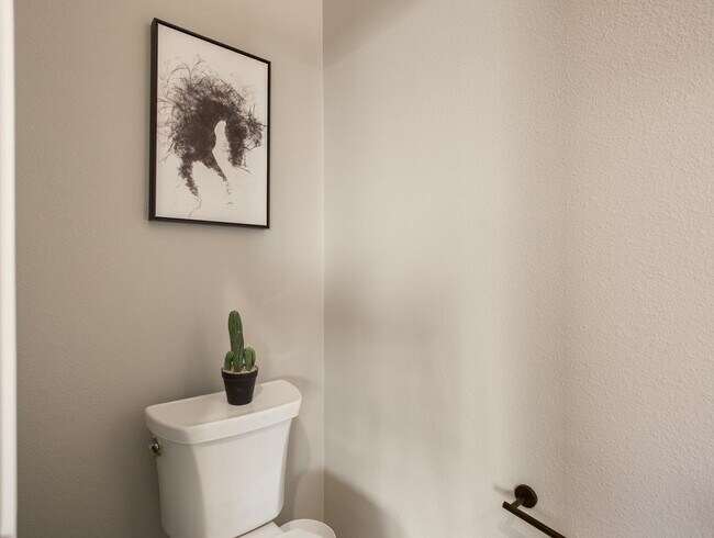 Building Photo - GREAT NEWER TOWNHOME DOWNTOWN!!!!!!