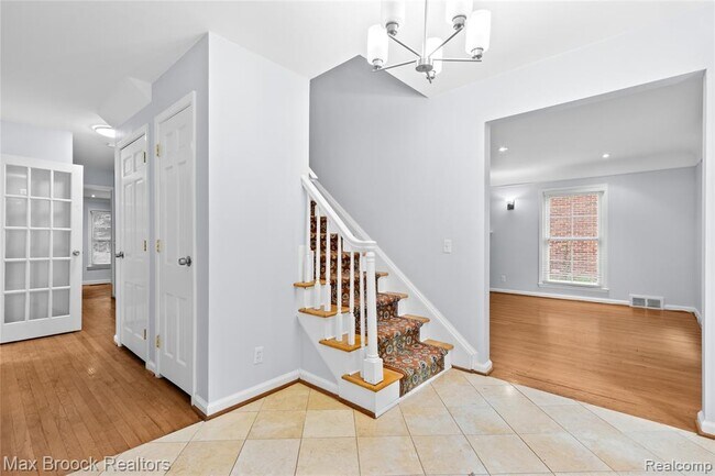 Building Photo - 600 Westwood Dr