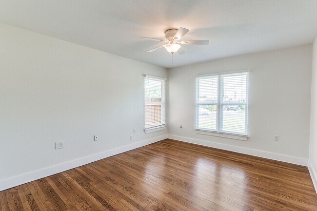 Building Photo - Charming 2-Bedroom Home with Updated Kitch...