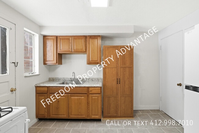 Building Photo - 3396 Columbia Dr