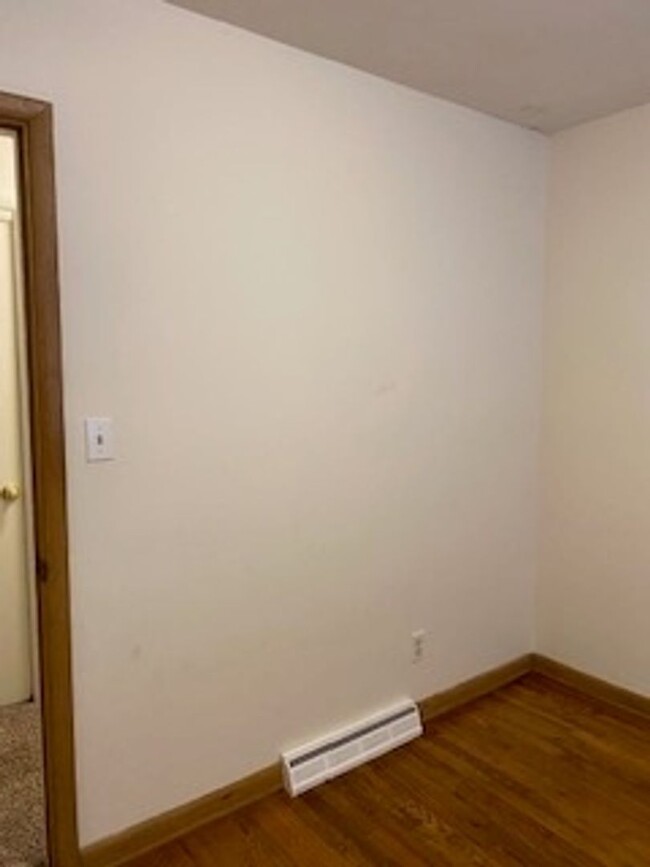 Building Photo - 3 Bed, 1 1/2 Bath, 1 Car Garage, Fenced Yard!