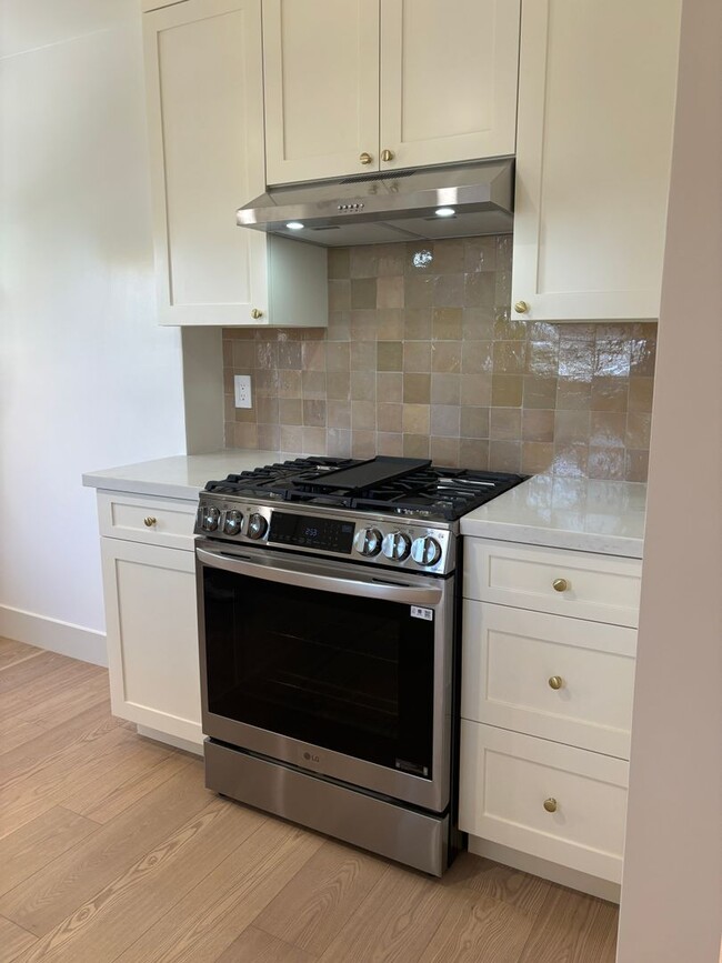 Building Photo - Newly renovated 2 bedroom 2 bathroom in a great location