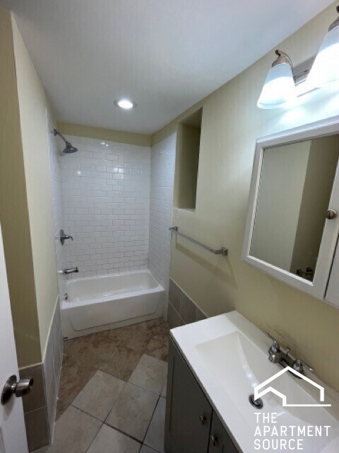 Building Photo - 2300 S Ridgeway Ave