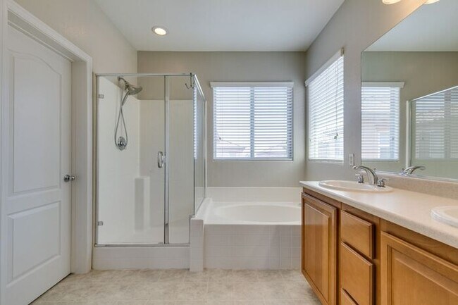 Building Photo - Beautiful 3 Bed / 3 Bath Home in Skyridge Community