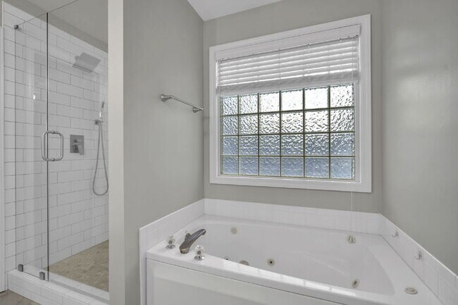 Building Photo - Charming 3BR/3BA Home with Lawn Care Included - Prime Simpsonville Location!