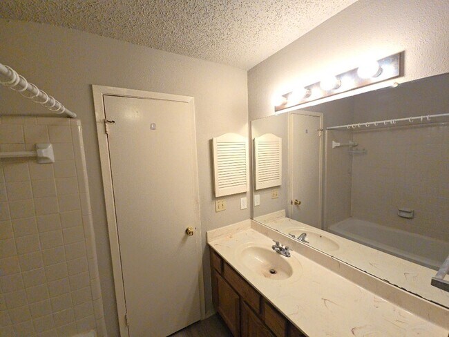 Building Photo - 15625 Weldon Dr