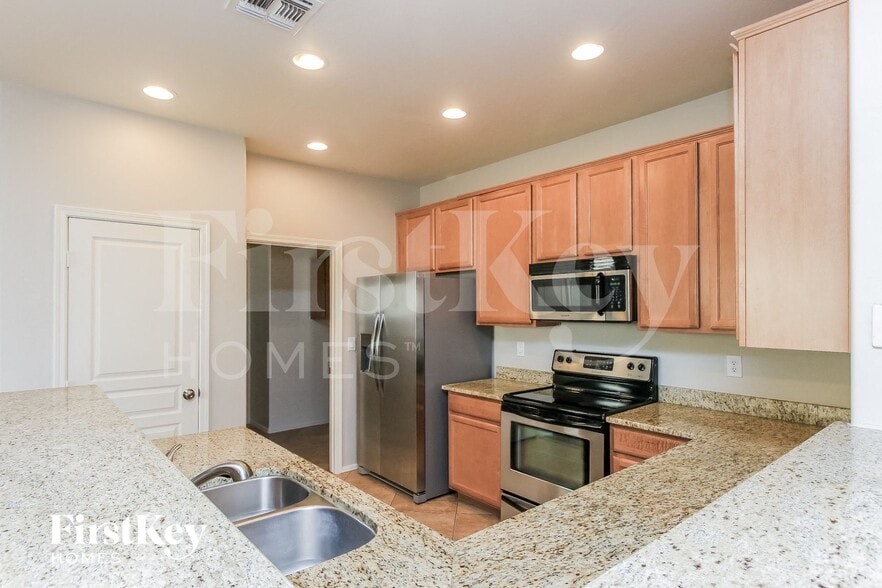 Building Photo - 1252 W Vineyard Plains Dr