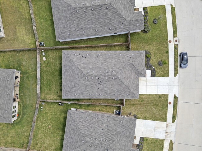 Building Photo - 807 Heaven Dr