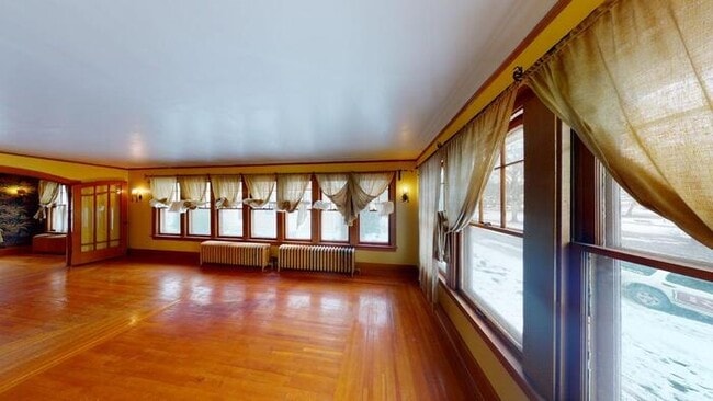 Building Photo - 206 W Custer Park St