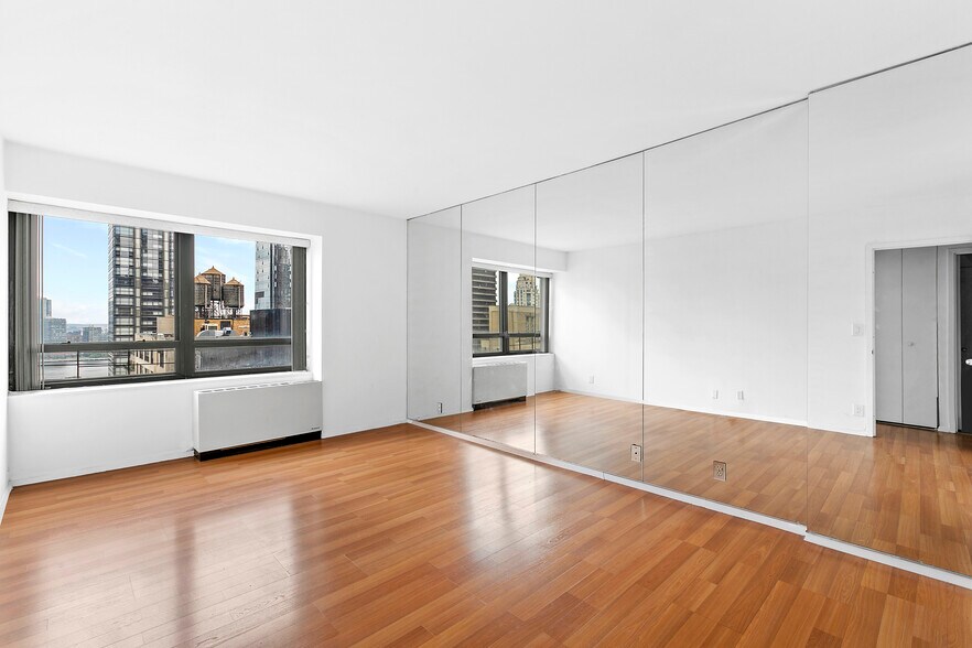 Building Photo - 240 E 47th St