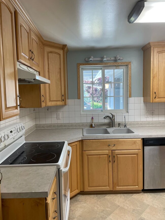 Building Photo - 2 BR/1.75 BA home in Edmonds