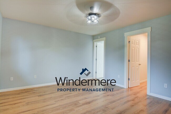 Building Photo - Modern 4 bed 2.5 Bath Home