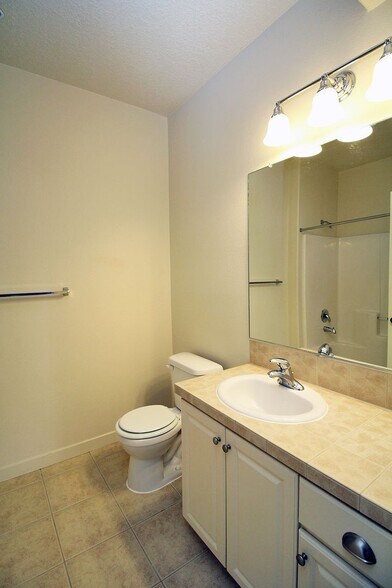 Building Photo - 690 NE Adwick Dr