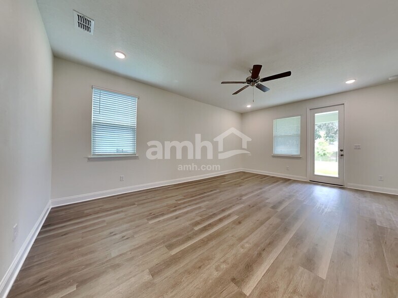 Building Photo - 11650 Hillside Dr