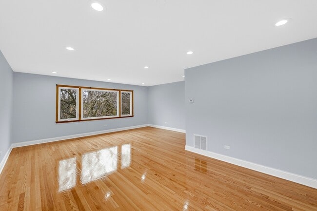 Building Photo - 5740 N Lowell Ave