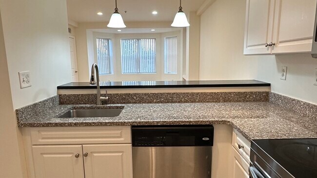 Building Photo - 1 Cityview Ln