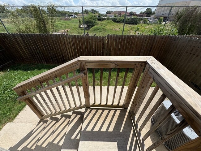 Building Photo - Beautiful town home located on the Northea...