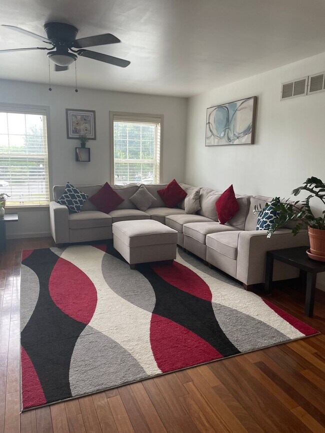 Building Photo - 3 Bedroom Townhome in Mechanicsburg