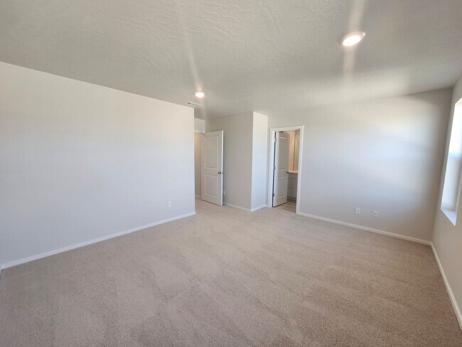 Building Photo - Brand New Construction! 4 bed/2.5 ba Townh...