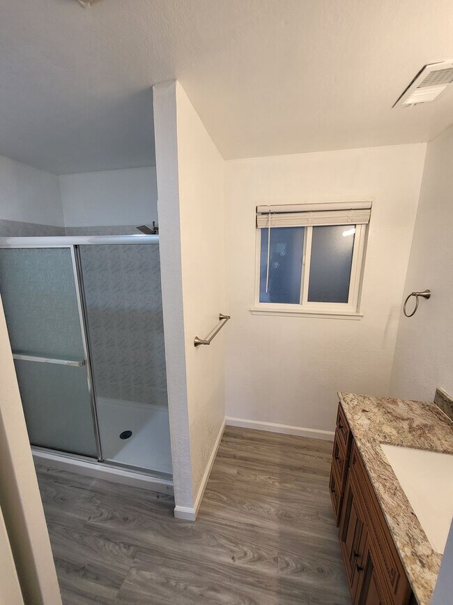 Building Photo - Beautifully remodeled 3 bedroom, 2 bath Home with bonus room