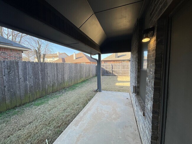 Building Photo - Spacious 3 bed, 2 bath, 2 living areas, 2 car garage