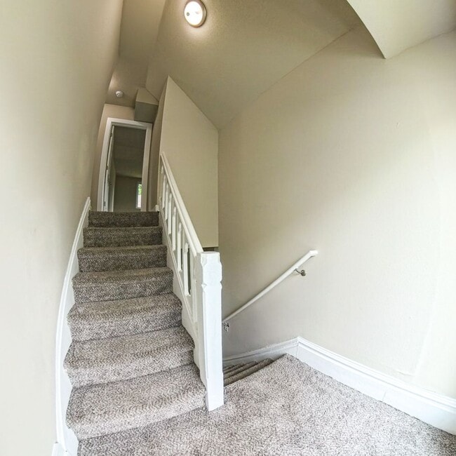Building Photo - Fully Remodeled 4 Bedroom 2.5 Bathroom