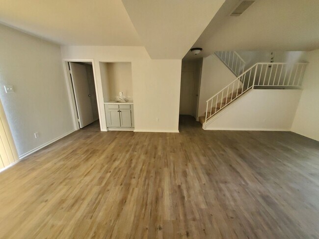 Building Photo - AVAILABLE NOW!!! Split Level, 3-Bed 2.5-Ba...