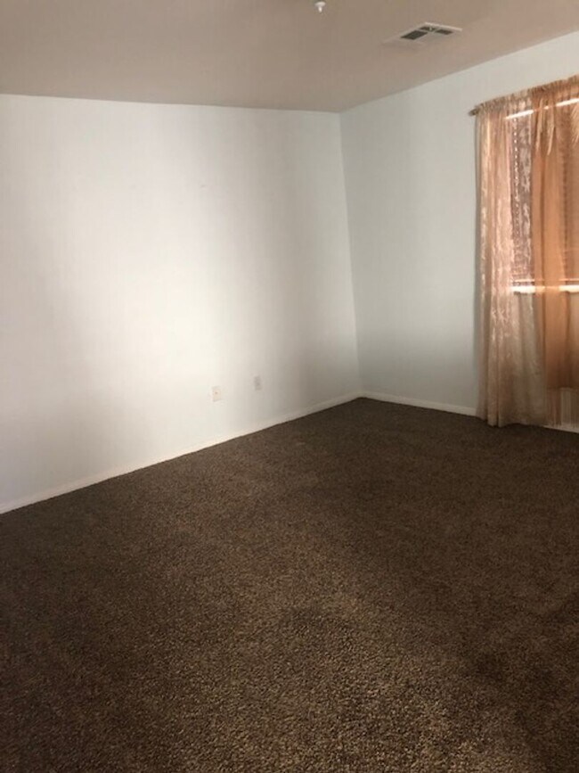 Building Photo - Expansive 3 Bedroom Treat with 2+ Bonus Ro...