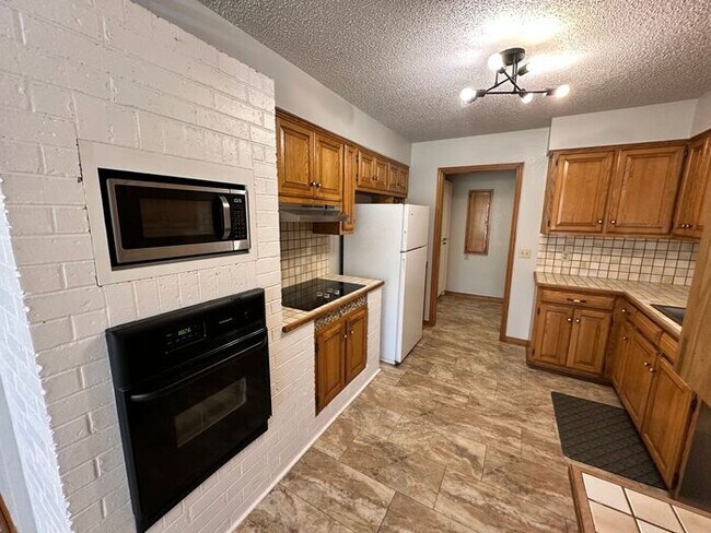 Building Photo - Spacious 3 Bedroom Home for Rent in Mustang!