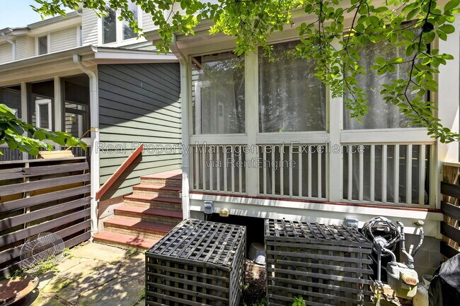 Building Photo - 515 Hillsborough St