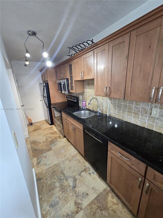 Building Photo - 100 Lincoln Rd