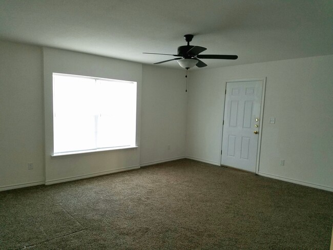 Building Photo - 910 Lane Ave