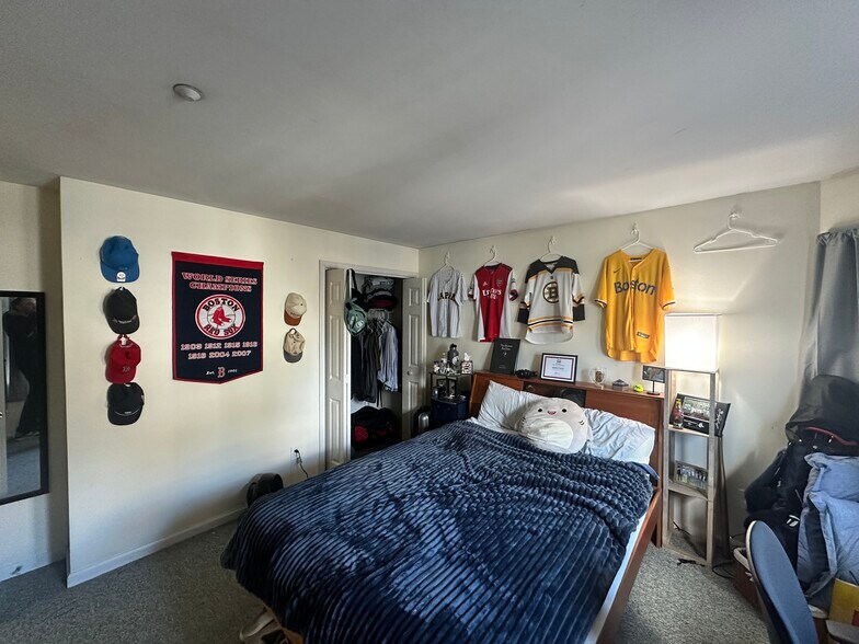 Building Photo - 64 Hillside St