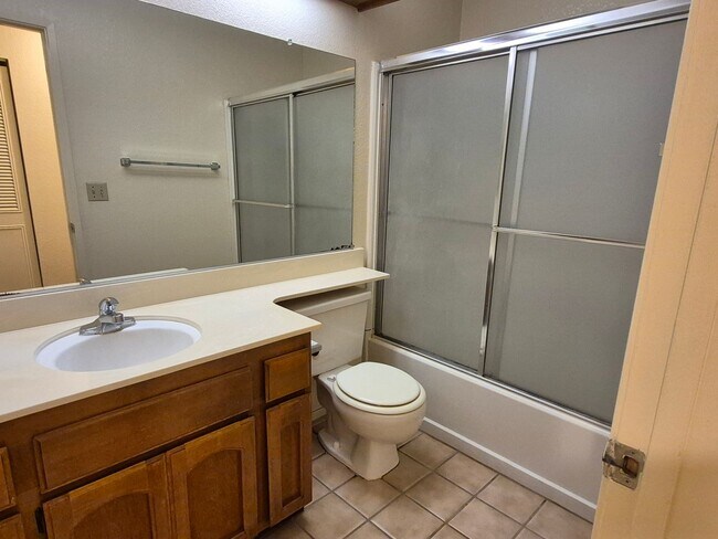 Building Photo - Adorable 3 bedroom 2 bath home