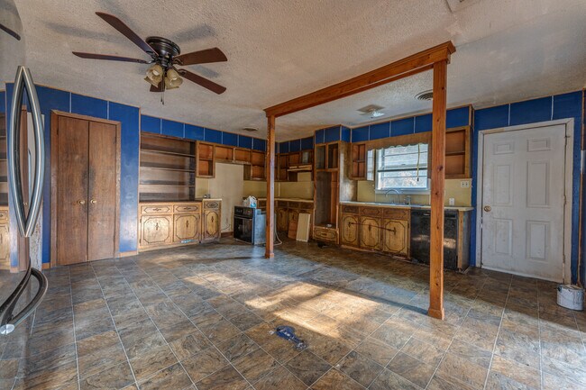 Building Photo - 121 W Pecan St