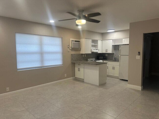 Building Photo - 2725 Middle River Dr