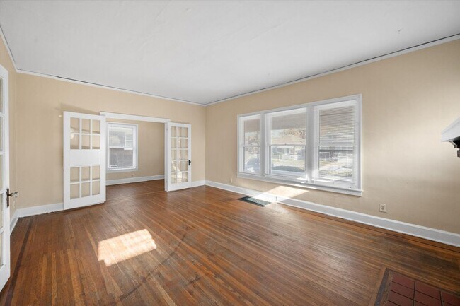 Building Photo - Spacious 4BR/2BA Home with Hardwood Floors Throughout!