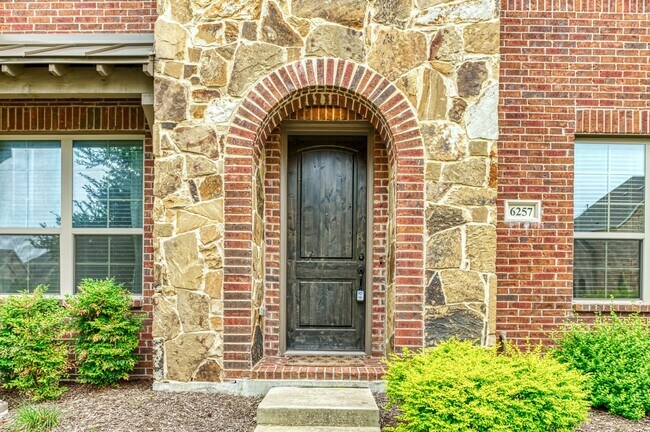 Building Photo - Beautiful 3 Bedroom Luxury Townhome, MCKIN...