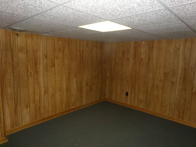 Building Photo - Country Living in Town