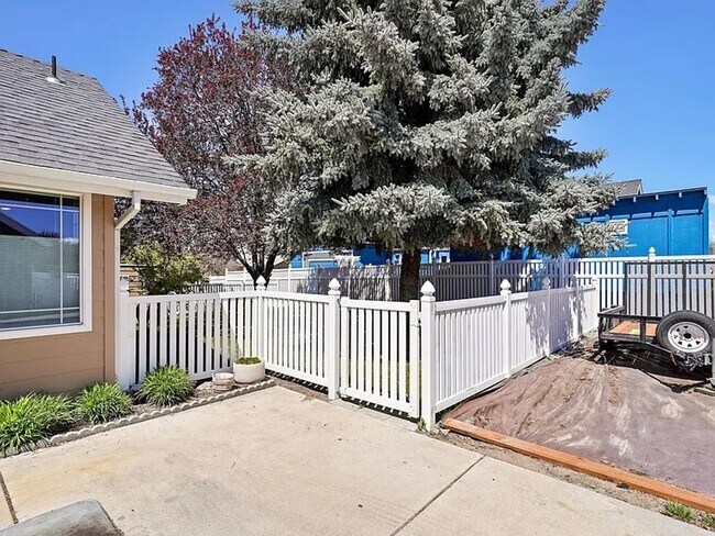 Building Photo - Spacious Prineville Home with Large Backyard!