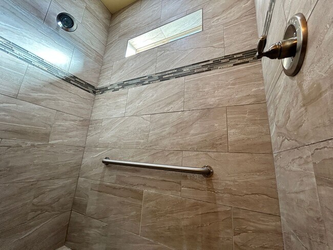 Building Photo - Beautiful Southwestern-Style Home in El Rancho Encantado