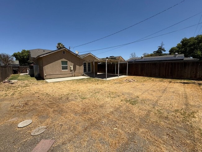 Building Photo - Spacious Tulare home Available Now!