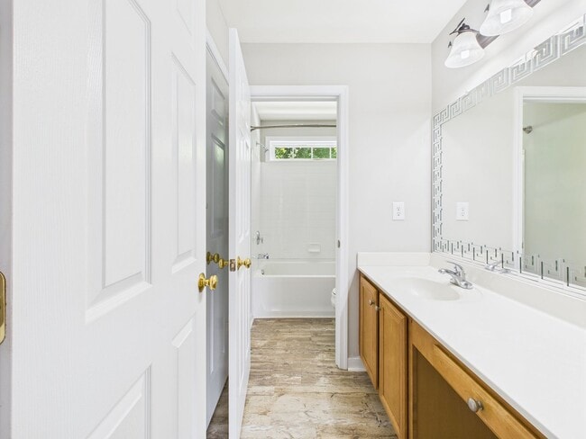 Building Photo - Charming 5-Bedroom 2.5 Bathroom Home locat...