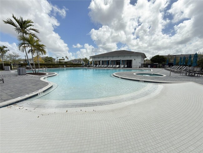 Building Photo - 1060 SE 26th Ter