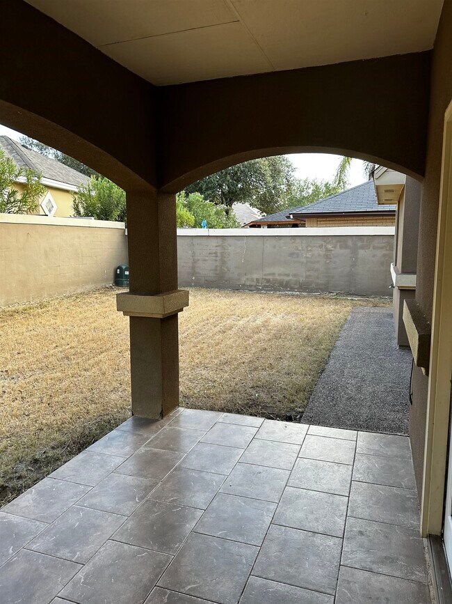 Building Photo - 431 Puig Dr