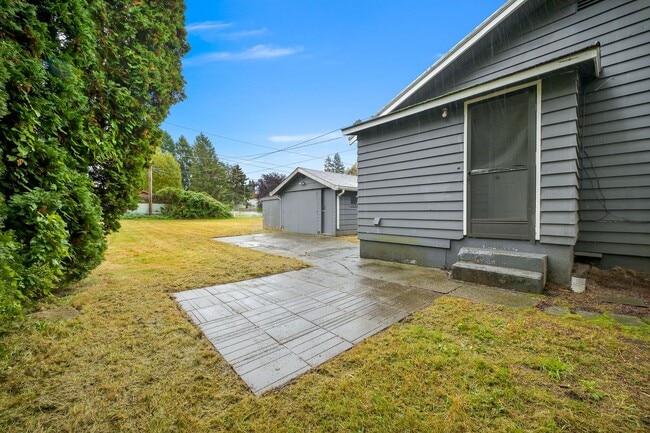 Building Photo - 2 Bedroom, 1 Bathroom Available!