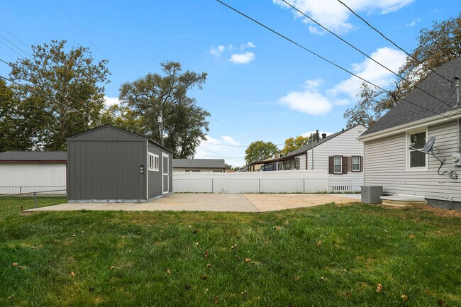 Building Photo - 1003 E Hopkins Dr