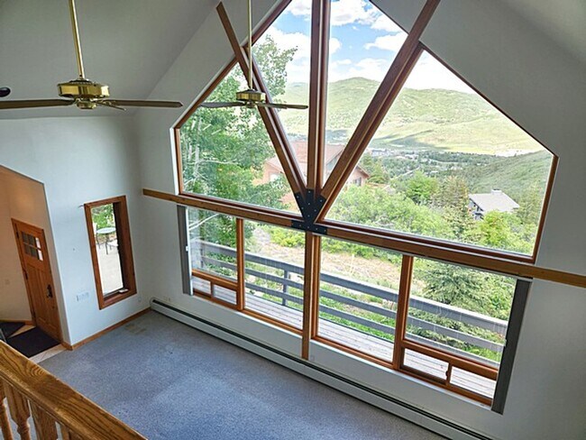 Building Photo - Private Pinebrook Estates Home